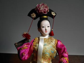 Pop in traditionele Chinese kleding in zijde, porselein
