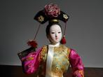 Pop dans des vêtements traditionnels chinois en soie, porcel, Comme neuf, Enlèvement ou Envoi, Poupée