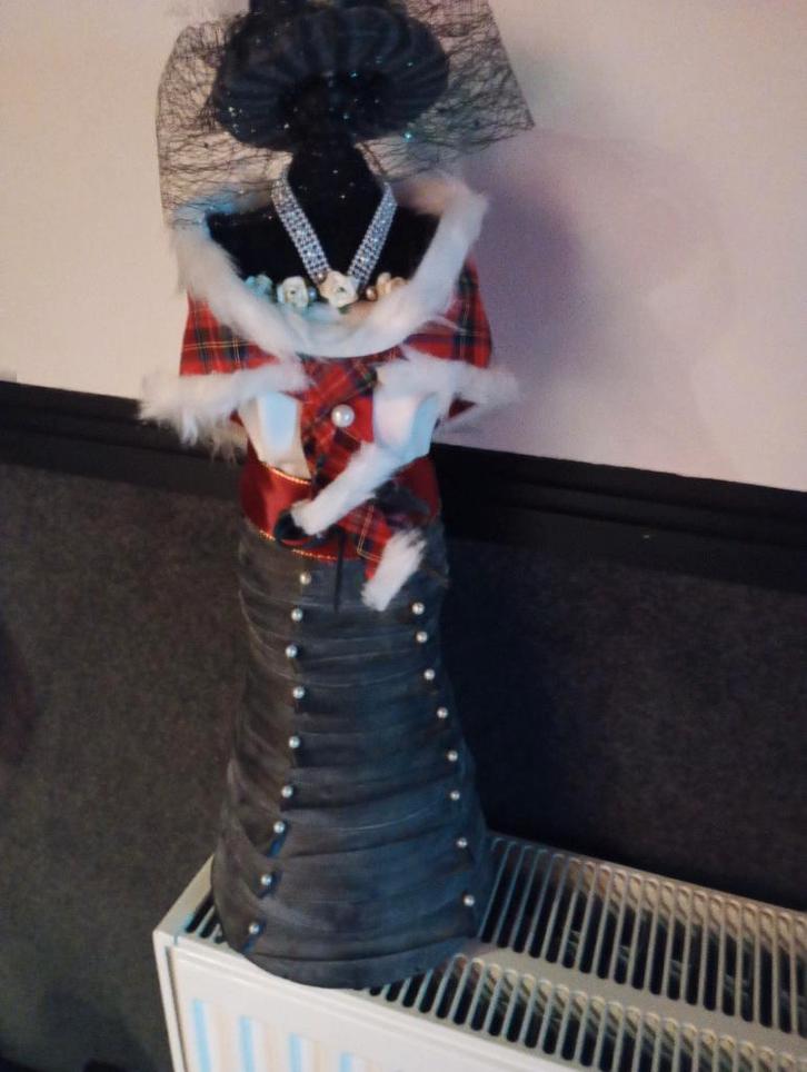 Kerstpaspop met kleed in fietsband ongeveer 50 cm, Diversen, Kerst, Nieuw, Ophalen of Verzenden