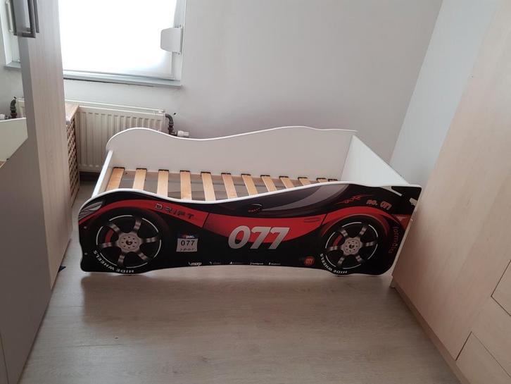 Lit voiture enfant avec matelas, coussin et draps., Enfants & Bébés, Chambre d'enfant | Lits, Comme neuf, Matelas, Enlèvement