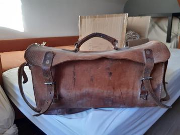 Ancienne besace - cuir (un côté à recoudre) beschikbaar voor biedingen