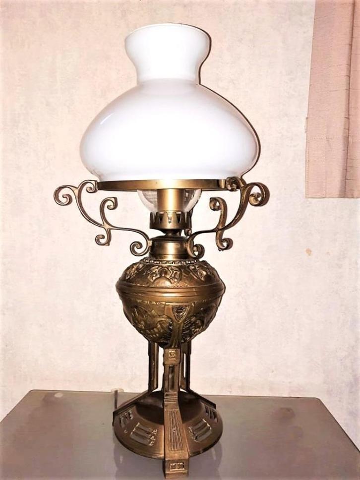 Antieke koperen tafellamp met reliëf menselijke figuren, Antiek en Kunst, Antiek | Brons en Koper, Koper, Ophalen