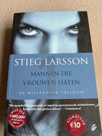 Stieg Larsson - Mannen die vrouwen haten beschikbaar voor biedingen