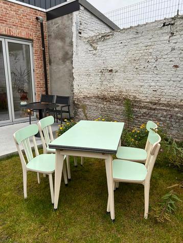 Vintage keukentafel + set stoelen (4) beschikbaar voor biedingen