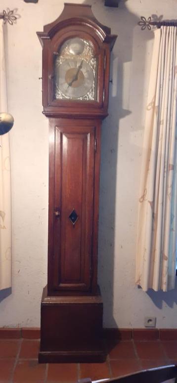 antieke staande klok beschikbaar voor biedingen