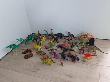 Lot dino figuren met accessoires, Ophalen, Zo goed als nieuw