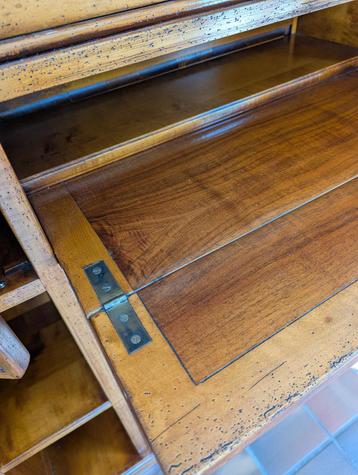 Mooie boekenkast met scretaire beschikbaar voor biedingen