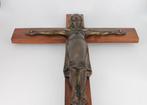 Christ en bronze sur crucifix en chêne, Antiquités & Art, Enlèvement ou Envoi