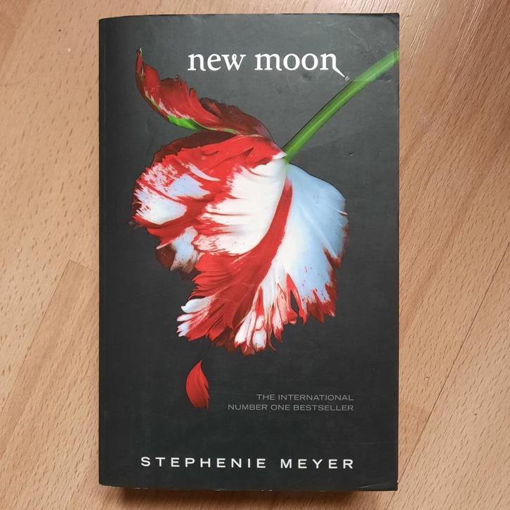 NEW MOON - STEPHENIE MEYER - ENGELS, Boeken, Fantasy, Gelezen, Ophalen of Verzenden