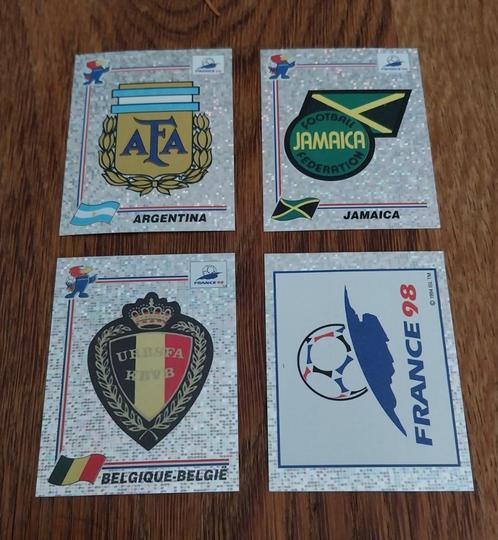 Panini France 98 4 emblemen blauwe achterk topstaat, Verzamelen, Stickers, Zo goed als nieuw, Ophalen of Verzenden