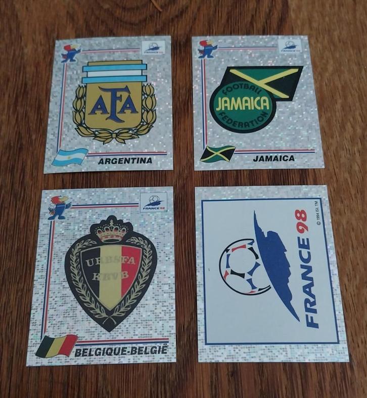 Panini WK France 98 2 emblemen blauwe achterk blue back top, Verzamelen, Stickers, Zo goed als nieuw, Ophalen of Verzenden