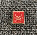 PIN - TOXIQUE - DOODSKOP - CRANE - SKULL AND BONES, Verzamelen, Verzenden, Gebruikt, Overige onderwerpen, Speldje of Pin