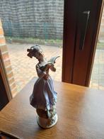 Beeld in porselein, Antiek en Kunst, Kunst | Beelden en Houtsnijwerken, Ophalen of Verzenden