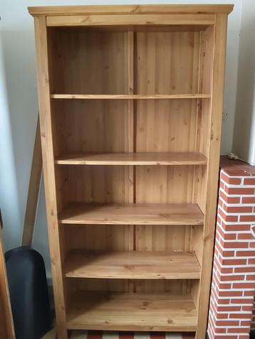 Boekenkast beschikbaar voor biedingen