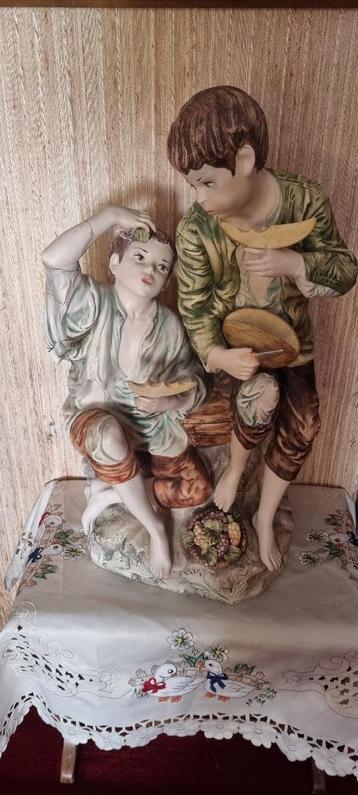 Leuke beeldje incl tafeltje beschikbaar voor biedingen