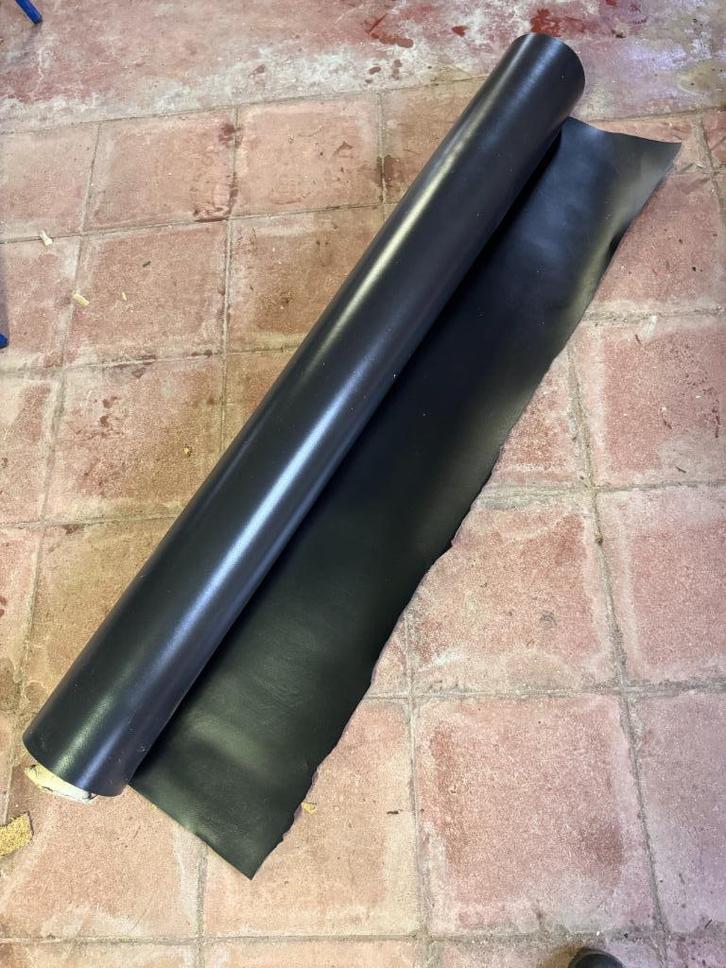 2 rollen bekleding (zwart linoleum + rood kunstleer), Doe-het-zelf en Bouw, Gereedschap | Slijpmachines, Zo goed als nieuw, Ophalen