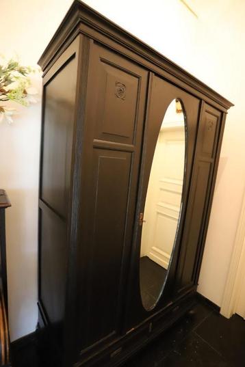 kleerkast beschikbaar voor biedingen