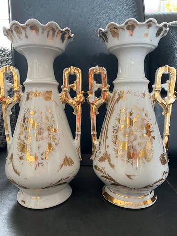 Identieke vazen met gouden versiering beschikbaar voor biedingen