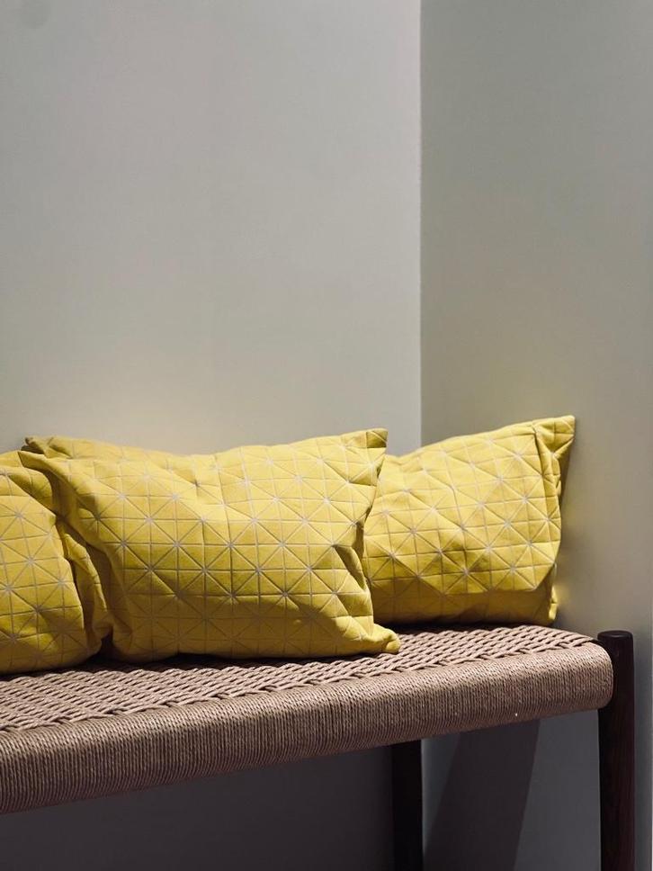 Set van 2 sierkussens – Geel met driehoekpatroon, Huis en Inrichting, Woonaccessoires | Kussens, Zo goed als nieuw, Geel, Rechthoekig