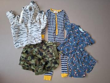 5 pyjama's en onesies jongens maat 140 beschikbaar voor biedingen