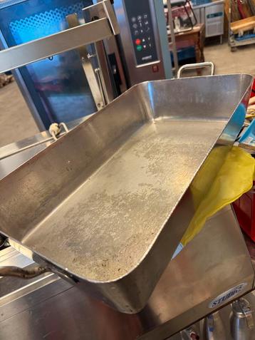 Zware professionele ovenschalen van staal beschikbaar voor biedingen