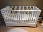 Babybed - First June - Zeer goed - 475€, Kinderen en Baby's, Ledikant, Zo goed als nieuw, Ophalen