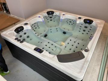 Modéle d'expo a vendre Jacuzzi 5 personnes