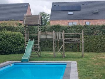 Speeltuig met huisje en glijbaan beschikbaar voor biedingen