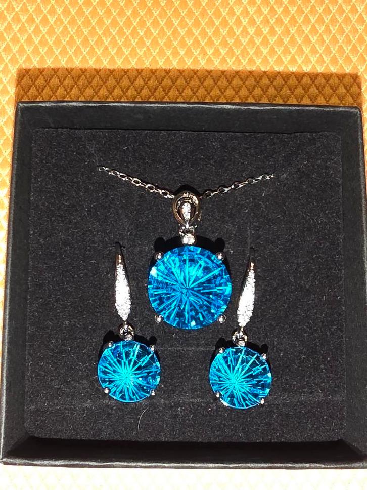 Ensemble avec pierre zirconium bleu, Bijoux, Sacs & Beauté, Pendentifs, Neuf, Autres matériaux, Bleu, Enlèvement ou Envoi