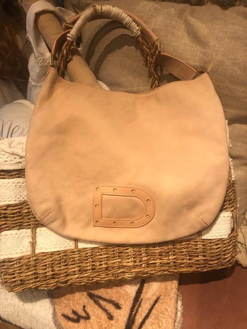 Delvaux model Louise poederroze suede leder, Handtassen en Accessoires, Tassen | Damestassen, Zo goed als nieuw, Schoudertasje