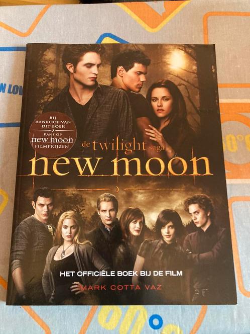 Twilight New moon het boek bij de film, Boeken, Kinderboeken | Jeugd | 13 jaar en ouder, Zo goed als nieuw, Non-fictie, Ophalen of Verzenden