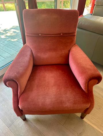 Fauteuil vintage en velours rouge brique beschikbaar voor biedingen