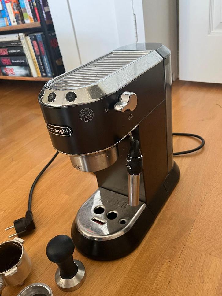 DeLonghi Dedica Machine à expresso manuelle, Electroménager, Cafetières, Utilisé, Café moulu, Machine à espresso, 2 à 4 tasses