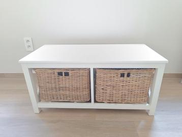 Leuk landelijk kastje met 2 manden beschikbaar voor biedingen