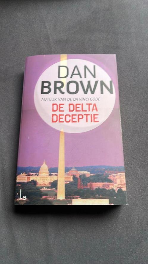 Dan Brown - De Delta deceptie, Boeken, Thrillers, Zo goed als nieuw, Ophalen