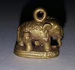 Petit éléphant en pendentif (laiton)., Or, Utilisé, Autres matériaux, Animal