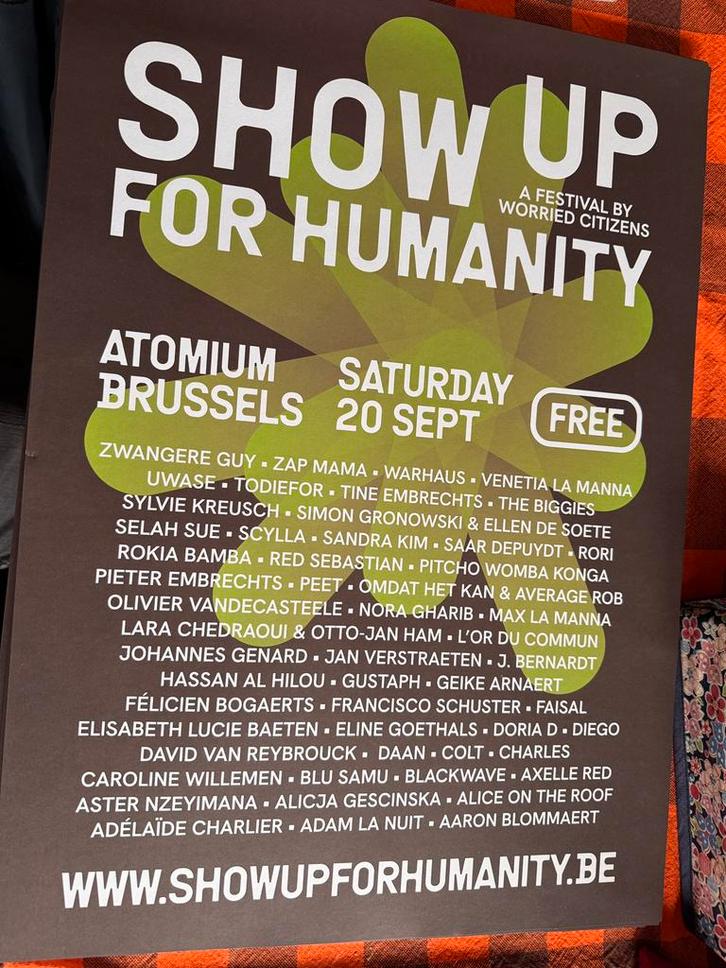 Poster Show Up for Humanity A2, Verzamelen, Posters, Nieuw, Muziek, Deurposter of groter, Rechthoekig Staand, Ophalen