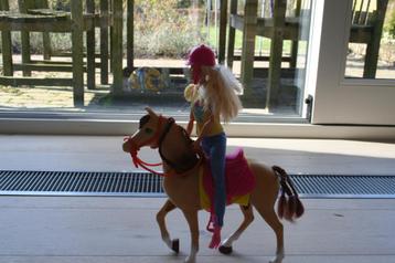 Barbie pop + kind met paard & pony  beschikbaar voor biedingen