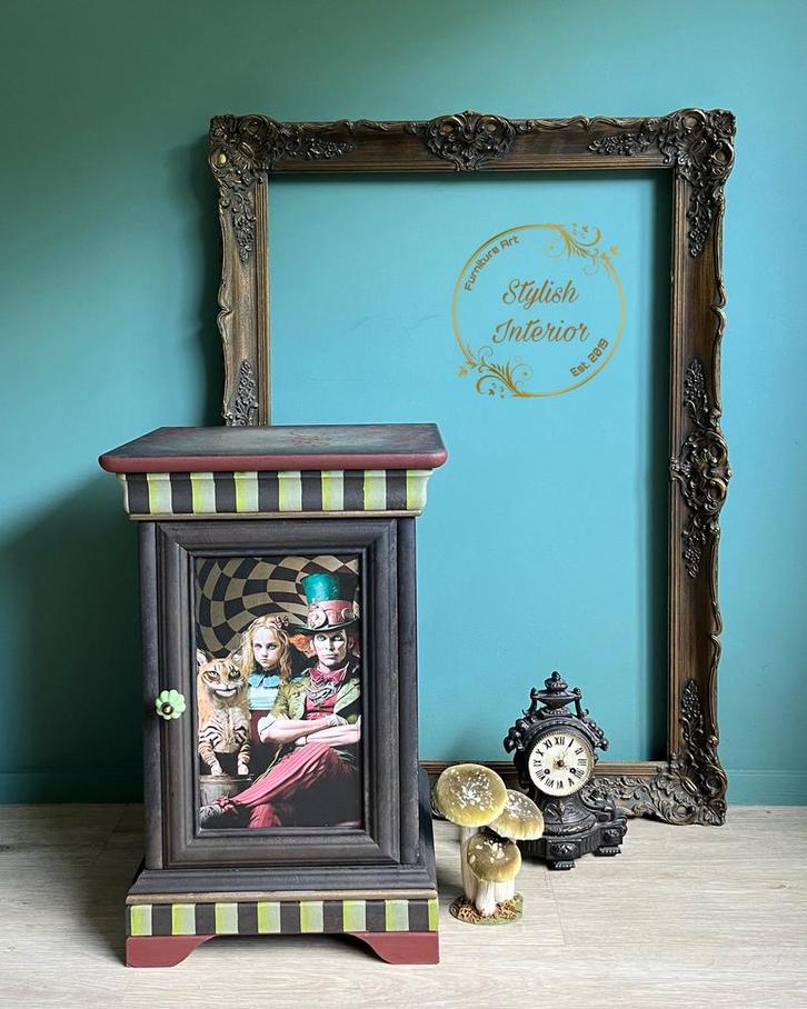 Nachtkastje dark Alice in Wonderland, Huis en Inrichting, Slaapkamer | Nachtkastjes, Zo goed als nieuw, Ophalen of Verzenden