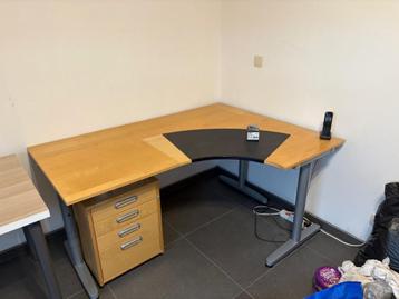 Tafel + bureau GRATIS beschikbaar voor biedingen