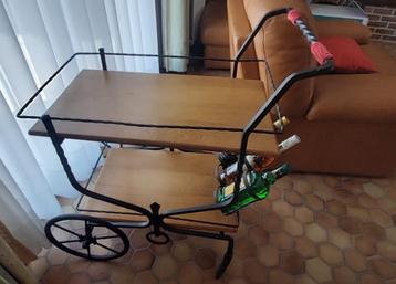 houten en smeedijzeren trolley beschikbaar voor biedingen
