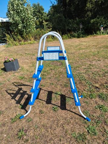 Poolladder. beschikbaar voor biedingen