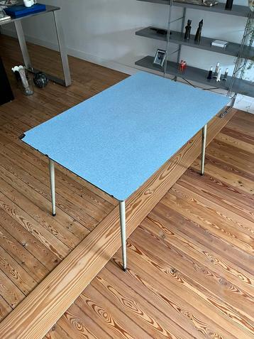 Formica tafel te koop beschikbaar voor biedingen