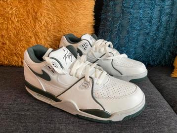 Verschillende authentieke nieuwe Nike-paren beschikbaar voor biedingen