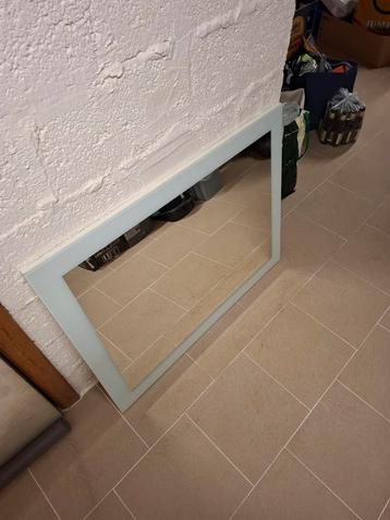 Mooie spiegel in wit vierkant beschikbaar voor biedingen