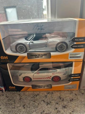 2 Porsche van 1/32 nog in zeer staat prijst stuk 15 euro beschikbaar voor biedingen
