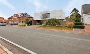 Ruime woning met 3 slpkamers, grote tuin, zwembad,achterbouw beschikbaar voor biedingen