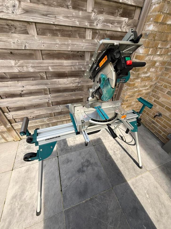 Makita tafel- en verstekzaag en onderstel, Doe-het-zelf en Bouw, Gereedschap | Zaagmachines, Zo goed als nieuw, Afkortzaag, 1200 watt of meer