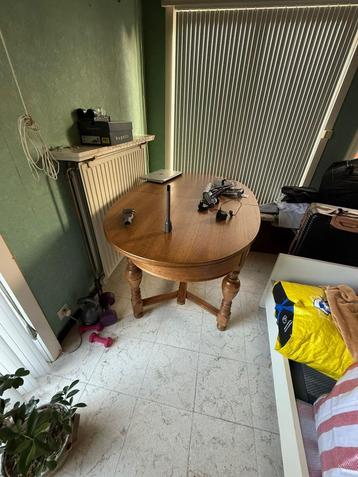 Gratis eiken tafel beschikbaar voor biedingen