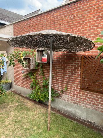 Parasol en canne avec porte-parapluie en teck, Enlèvement, Utilisé, 1 à 2 mètres, Parasol sur pied